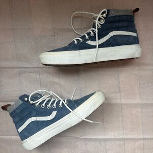 Vans Off The Wall Navy and White High-Top Sneakers (Size: Men’s 6, Women’s 7.5)